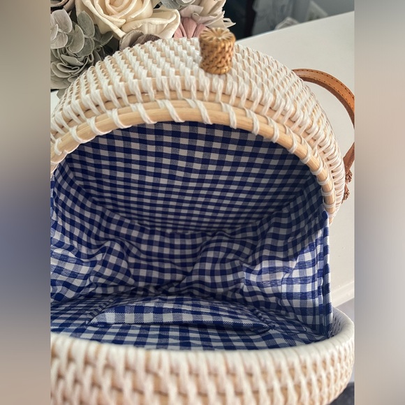 NWOT White Rattan Round Crossbody Bag with flowers application - Picture 3 of 6